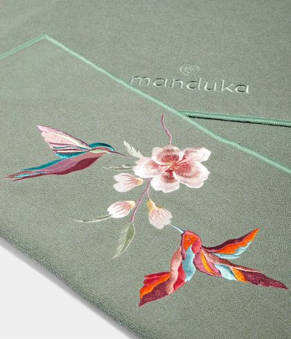 Йога кърпа Manduka Nectar Blossom 180 см х 61 см