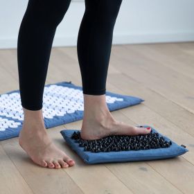 Акупресурно килимче XL с възглавничка и масажор на крака остри